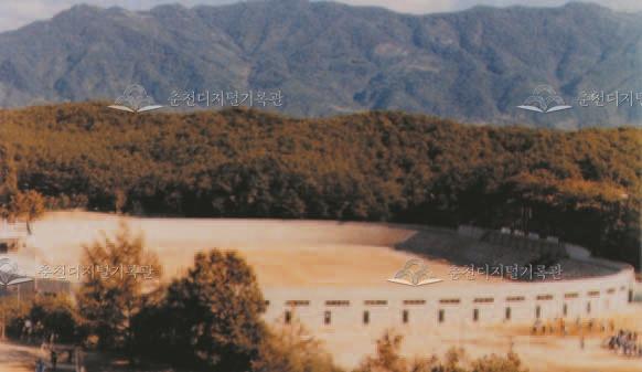 강원대학교 종합운동장 완공 직후 전경 이미지