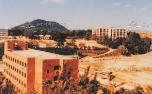 강원대학교 인문사회대학 1호관 준공 후의 학교 전경 이미지