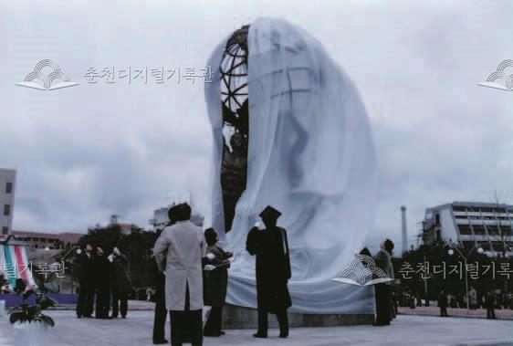 강원대학교 미래동상 제막식 이미지