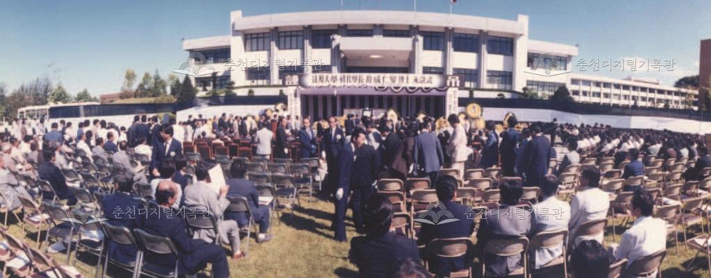 함인섭 학장 영결식(현 나래관 앞 잔디밭) 이미지