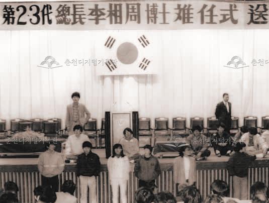 강원대학교 이상주 총장 이임식 당시 학생들의 점거 농성 이미지