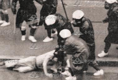 가두시위 중 연행되는 모습 이미지