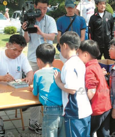 강원대학교 오픈캠퍼스 황영조 사인회 이미지