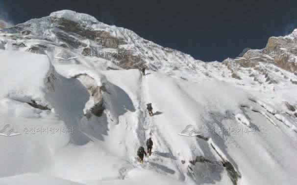 강원대학교 개교 60주년-산악회 창립 50주년 기념 '한국 안나푸르나 팡 원정대' 등정 성공 이미지