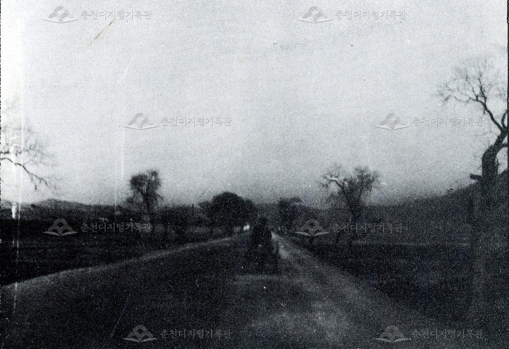 한국전쟁 당시 서울에서 춘천으로 북상하는 제2번 도로 모습 이미지