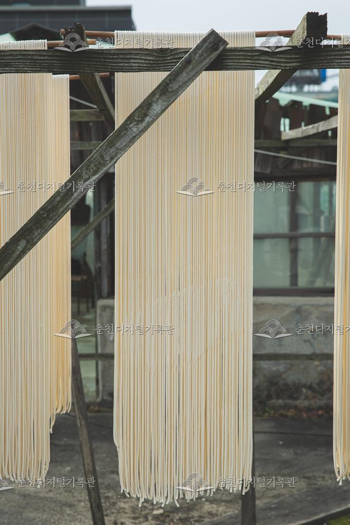 요선제면 옥상에서 건조 중인 국수 이미지