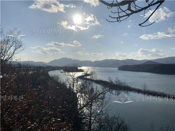 고산에서 바라본 북한강과 주변의 산세 이미지