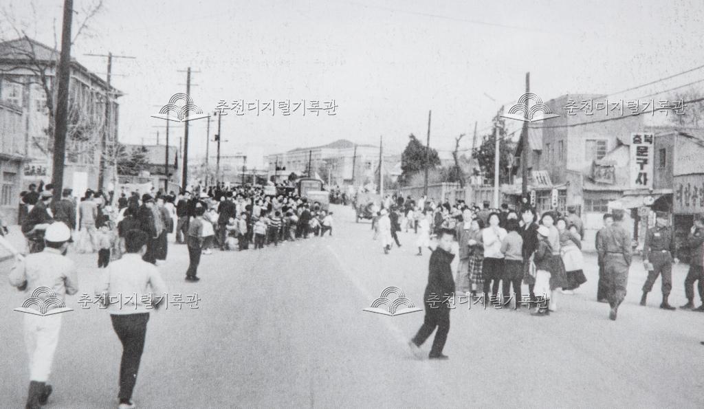 1970년대 춘천초등학교 근처 거리 풍경 이미지