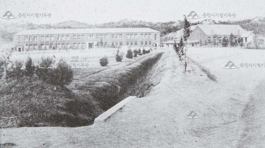 1950년대 석사동 춘천사범학교 교사 전경 이미지