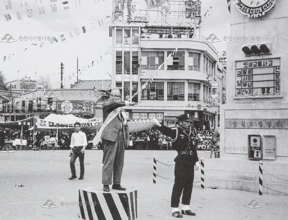 1966년 사거리 교통 정리 시범 이미지