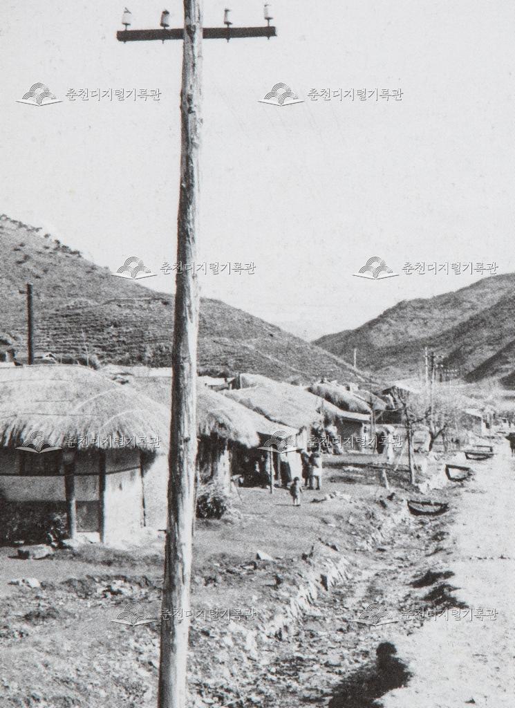 1960년대 도로변 초가집들 이미지