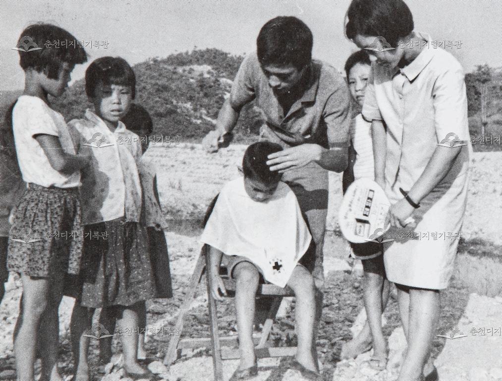 1960년대 농촌 이발 봉사 이미지