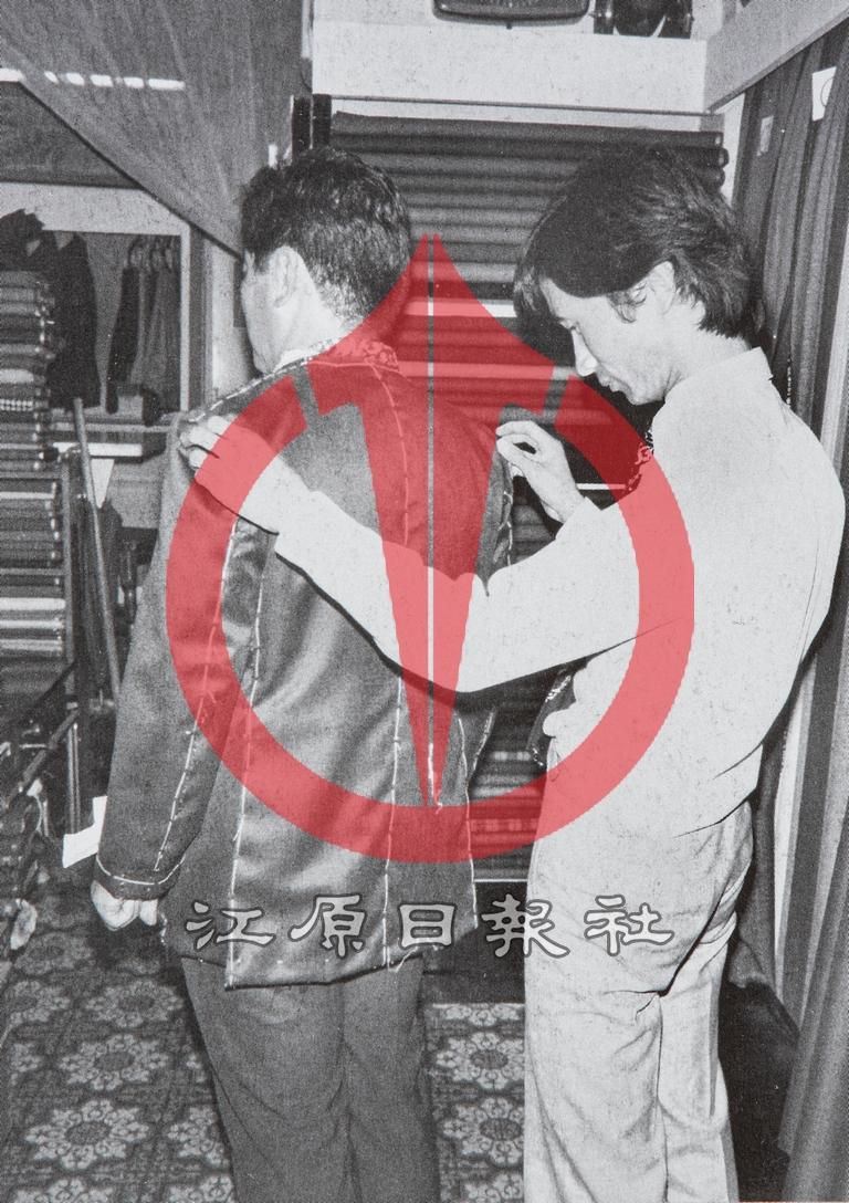 양복점에서 가봉을 하는 모습 이미지