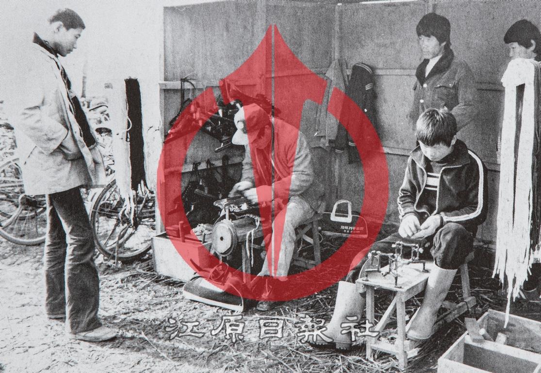 스케이트 날을 갈아주는 모습 이미지