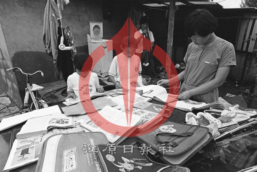 근화초등학교 학생들 폭우로 젖은 학용품 건조작업 이미지