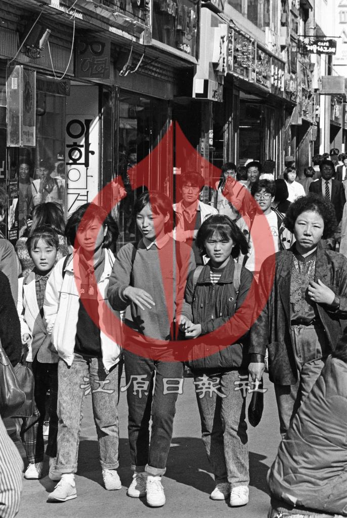 명동거리 학생 인파 이미지