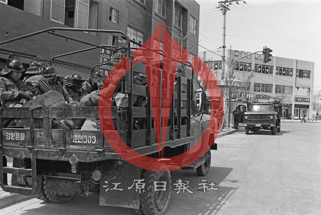 강원대학교 민주화 데모 이미지