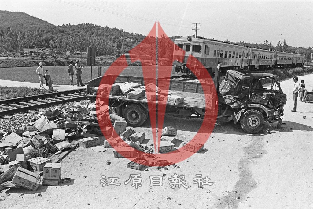 경춘선 열차와 트럭 충돌사고 이미지