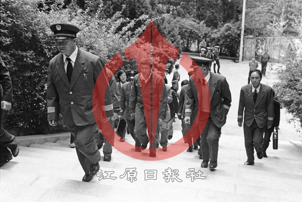 춘천 캠프페이지에 불시착한 중국 민항기 승무원 이미지