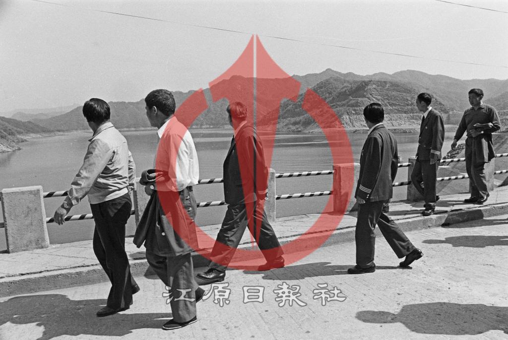 춘천 캠프페이지에 불시착한 중국민항기 승무원 소양강댐 관광 이미지