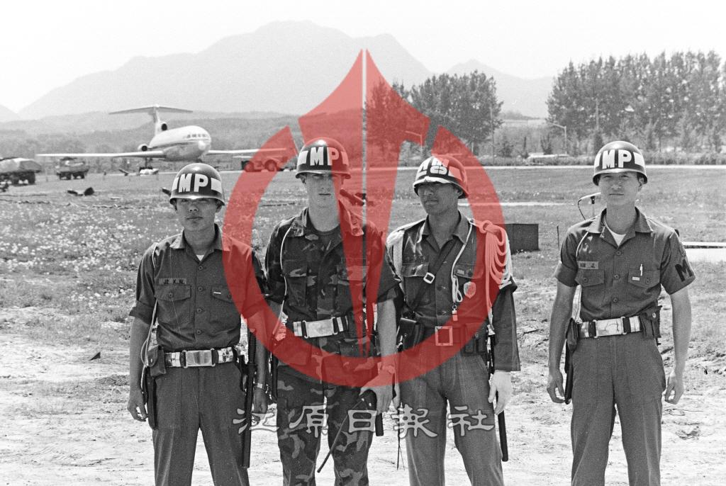 춘천 캠프페이지에 불시착한 중국 민항기 주변 경계 근무중인 한미 헌병 이미지