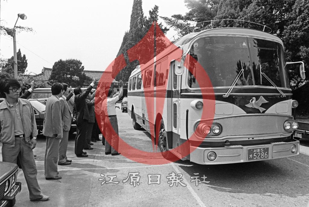 춘천 캠프페이지 불시착한 중국민항기 이륙 위해 떠나는 승무원 이미지
