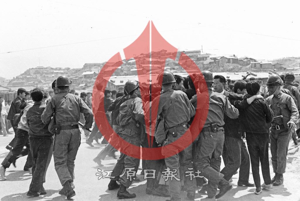 강원대학 학생 교련 반대 데모 이미지