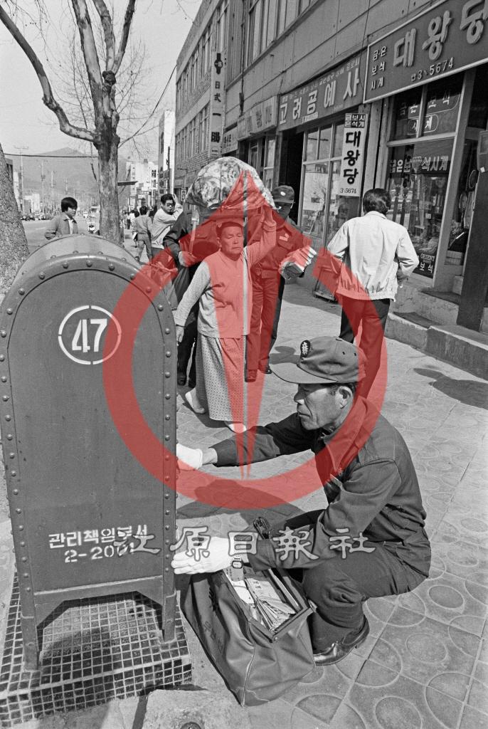 우체통 우편물 수집 이미지