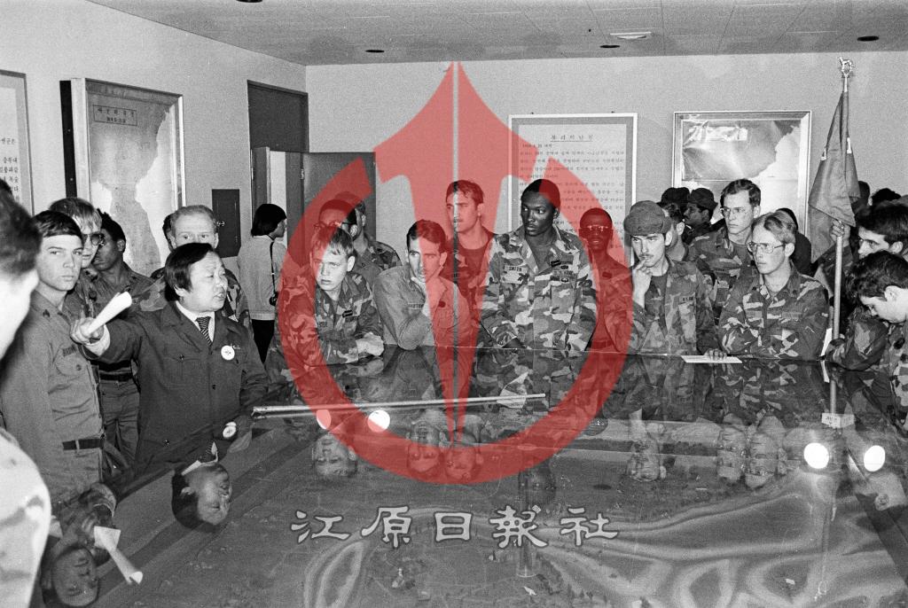 팀스피리트(TS) 83훈련 참가 장병들 구 안보회관(춘천지구 전적기념관) 전시장 관람 이미지