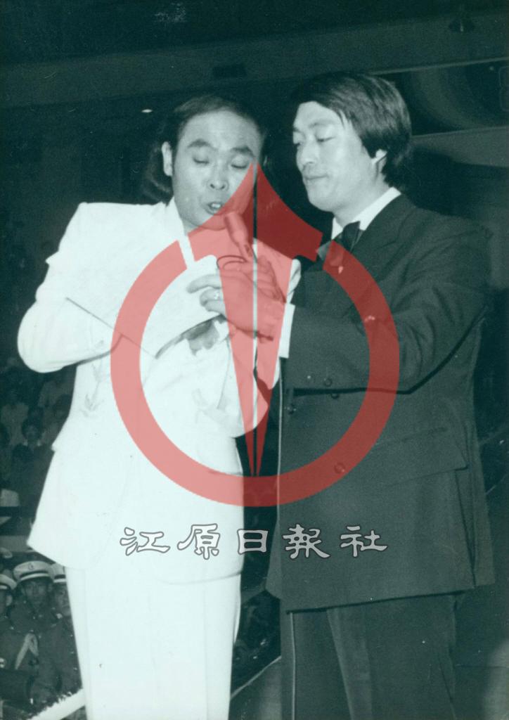1982년 미스강원선발대회 행운권 추첨하는 이주일과 이상영 아나운서 이미지