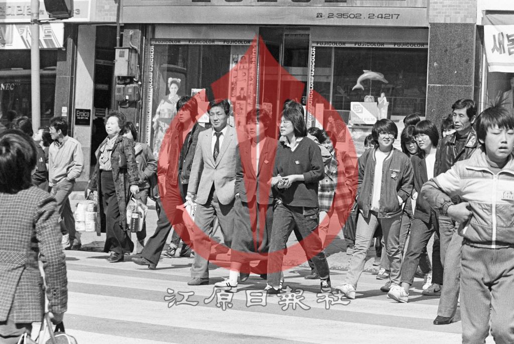 명동입구 건널목 인파 이미지