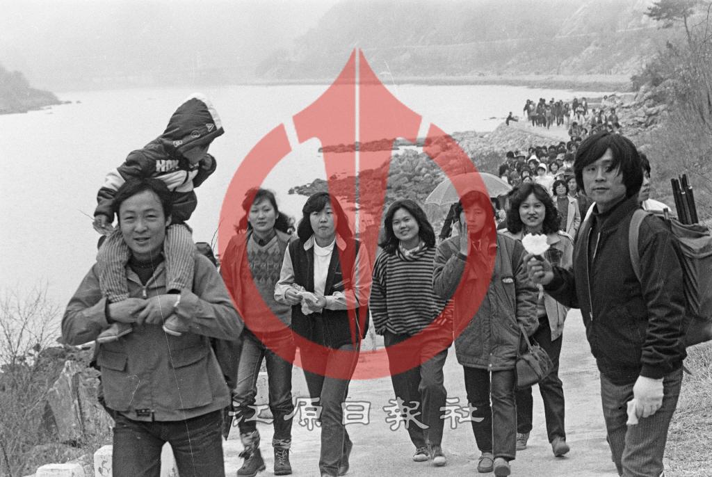 등선폭포 구간 강변도로 상춘인파 이미지