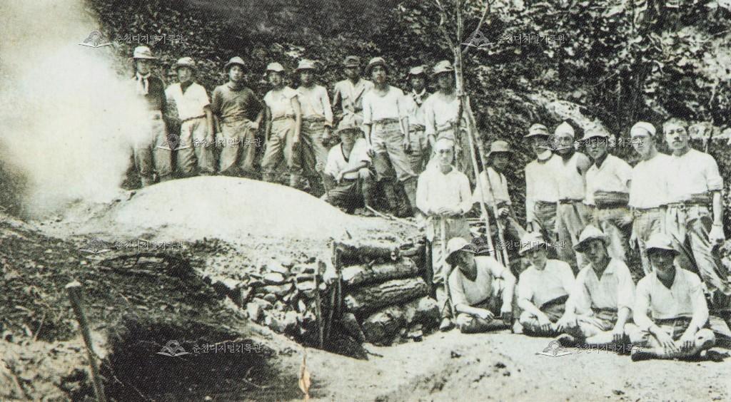 춘천공립농업학교 숯 만들기 작업 이미지