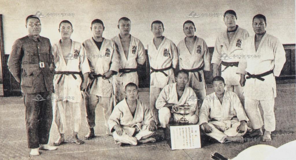 춘천공립농업학교 유도부 수상 기념 촬영 이미지
