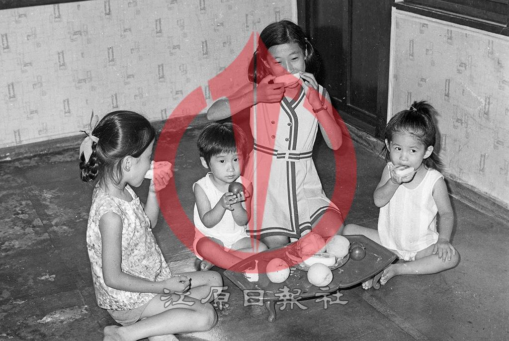 간식을 먹는 아이들 이미지