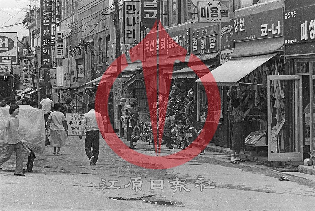명동거리의 시민들 이미지