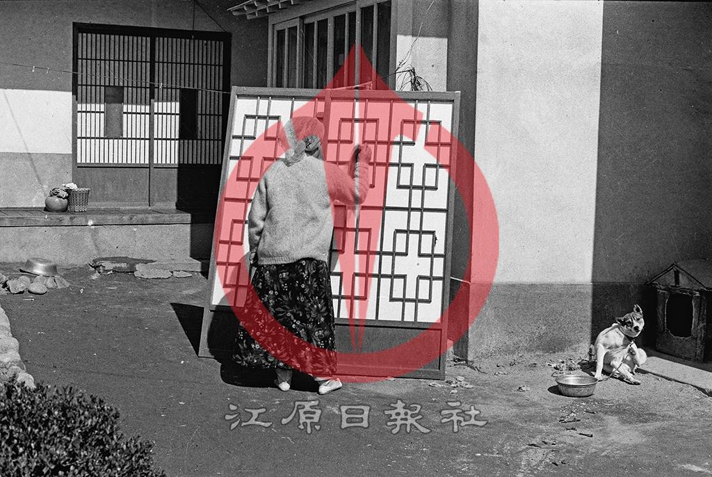 월동준비로 창호지 교체 이미지