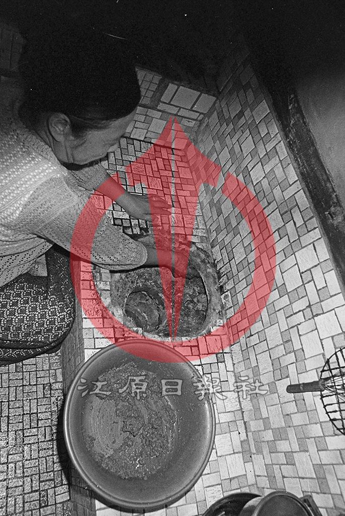 부엌 아궁이 손질 이미지
