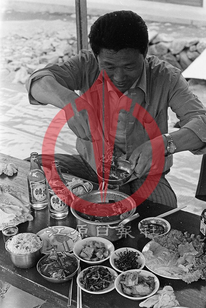 쏘가리 매운탕을 먹는 행락객 이미지
