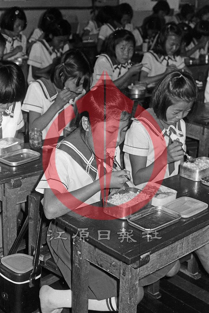 학교 점심 시간 풍경 이미지
