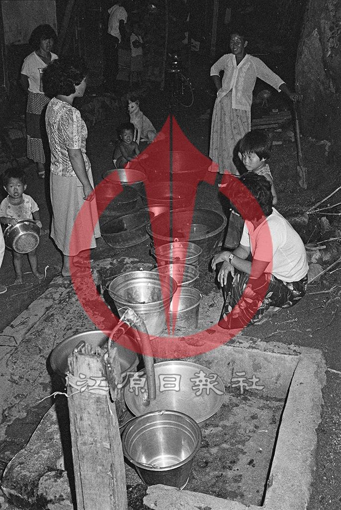 밤까지 급수차를 기다리는 주민 모습 이미지