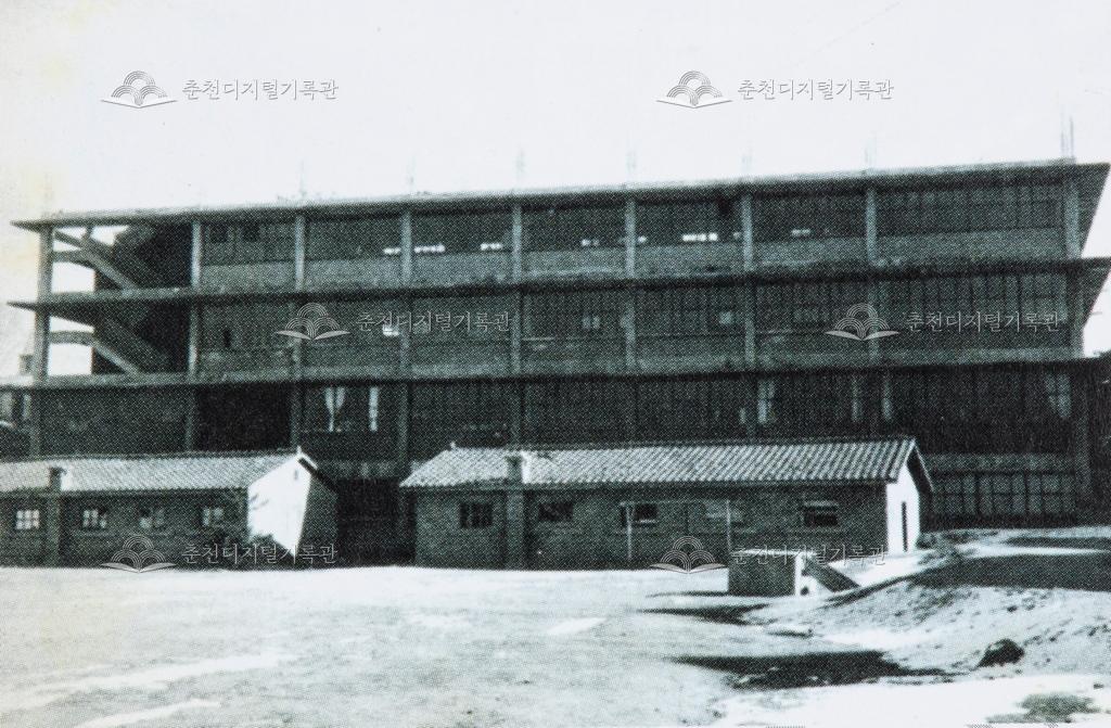 성수고등학교 신축중인 교사 전경 · 앞 군인막사 이미지
