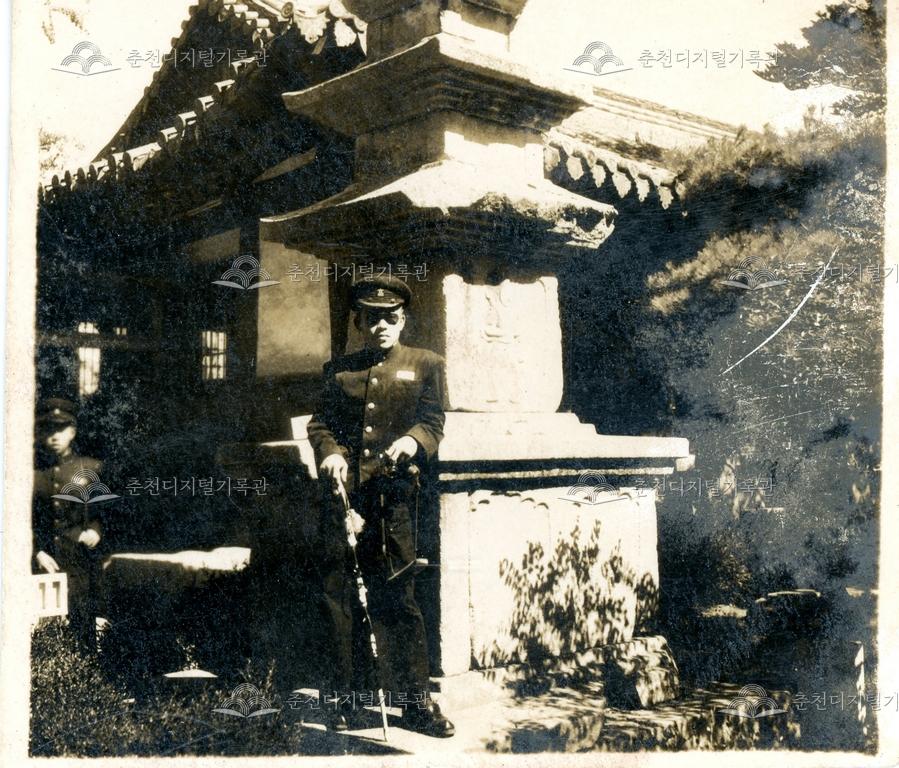 춘천고등학교 1950년대 학생 활동-경주 석가탑 앞 이미지