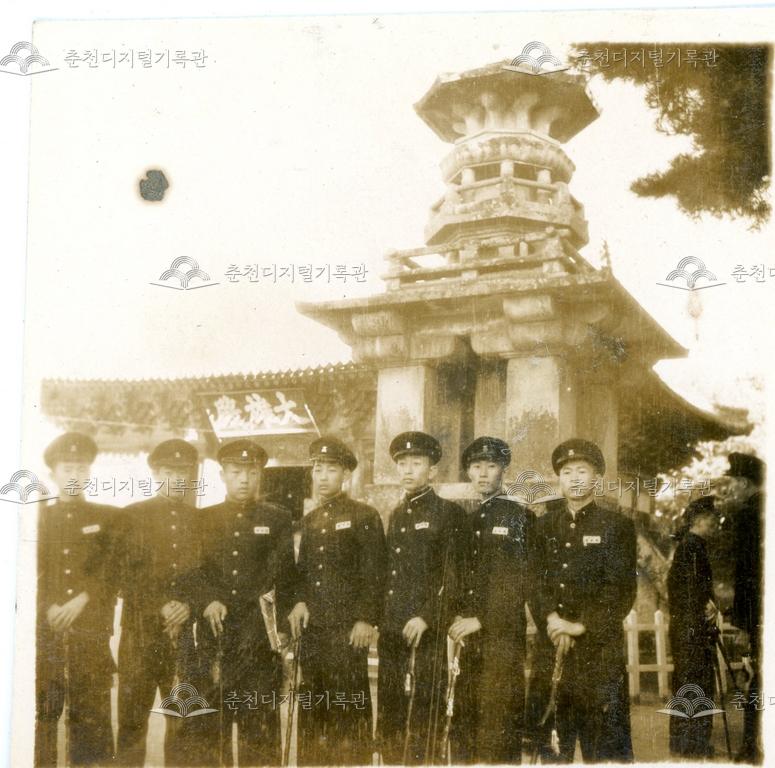 춘천고등학교 1950년대 학생 활동-경주 다보탑 앞 이미지