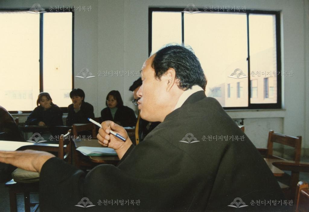 1993년 강원대학교 철학과 무속 강의 장면 이미지
