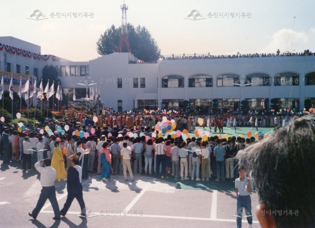 1987년 춘천시청 용신제 관람 인파 이미지