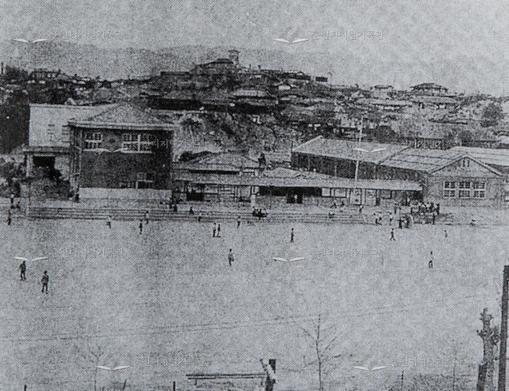 1962년 춘천초등학교 전경 이미지