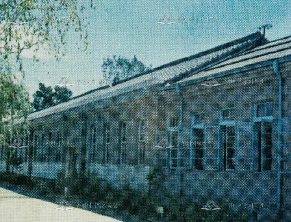 1970년 춘천초등학교 2동 건물 전경 이미지