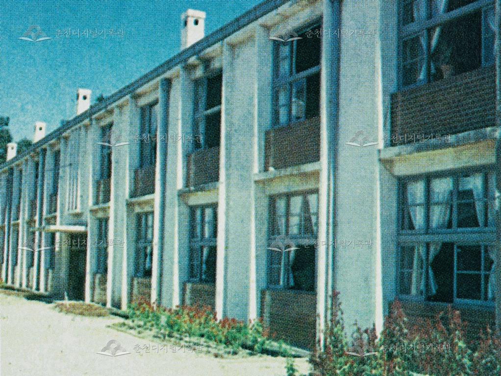 1970년 춘천초등학교 별동 건물 전경 이미지