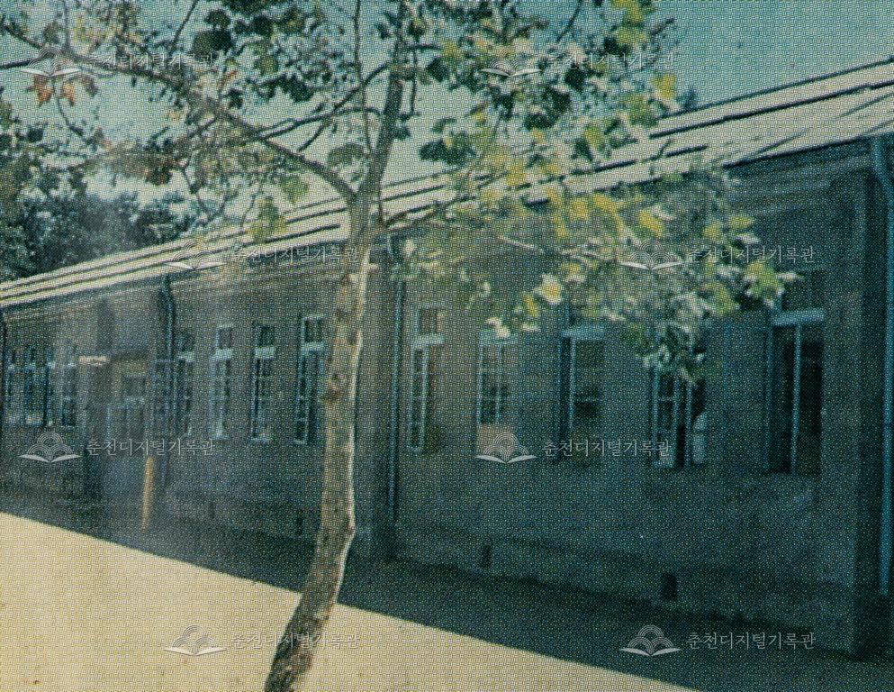 1970년 춘천초등학교 3동 건물 전경 이미지